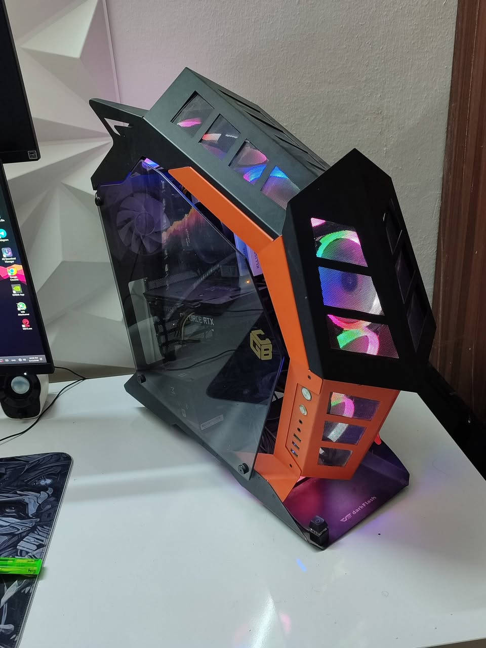للبيع رامات وكيس توصيل موجود
Case DarkFlash + 7Fans 
80 الف نضافته 100 

Ddr4 32G 3200HZ Kllisre 
170 الف

للتواصل 
***********
