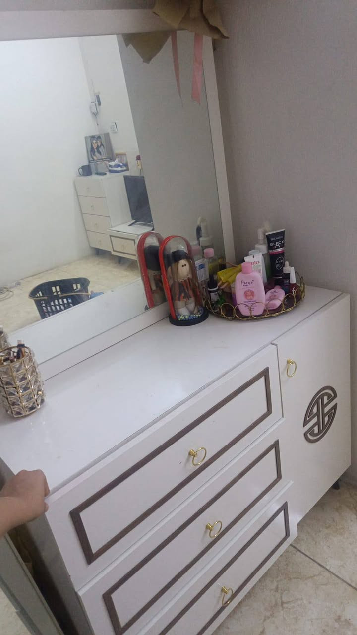 غرفه تركيه للبيع سبع قطع والكنتور مفتوح مره واحده بدون كسر بدون صوميه السعر 400 وبيه مجال بسيط رقم تلفون ***********
