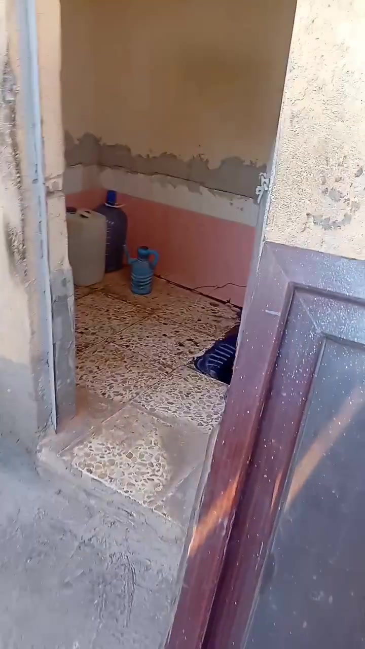 دار للبيع في تجاوز شهداء الموضفين خلف ابن مريود يحتوي علا 
غرفه.. وصاله.. ومنور.. وحمام داخلي وحمام خارجي... ومطبخ.. وطارمه كبيره.. واستقبال... ومخزن.. ويتكون من مساحه (140)متر مربع للستفسار الاتصال على الرقم (***********)
