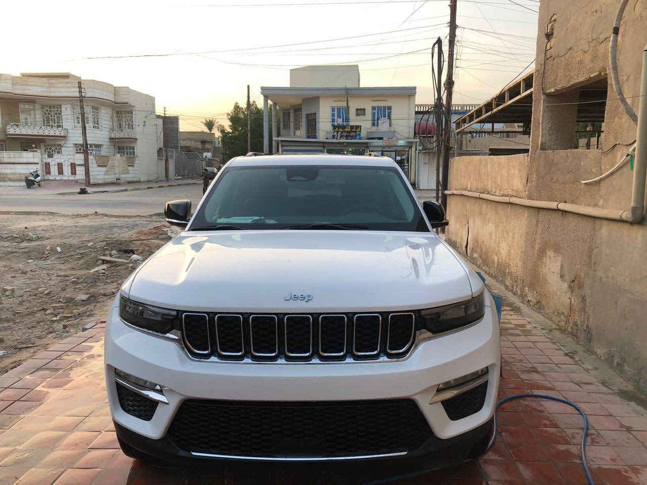 السلام عليكم  للبيع او المراوس بسيارة صالون صغيرة جيب گراند شيروكي لمتد موديل 22  اللون ابيض الرقم بغداد مشروع وطني الرقم الجديد وارد امريكي سنويه بأسمي نظيفه جداً تصليح ممتاز  شواصي ولغود سليمه بدون ايرباك
تليفون***********  متواجد على وسائل التواصل الاجتماعي وادناه صور الحادث وصور الشحن وصور التصليح
