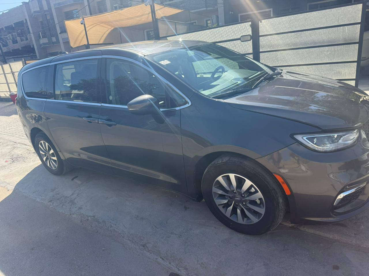 السلام وعليكم عندي باسفكا موديل ٢٠٢٣ هايبرد اللون رصاصي فيلي حادث جاملغ خلفي ومبلد قبق الجنطه ابلادي نفس اللون مواصفاتها معروفه سعرها مناسب مال بيع مومال مشاطر ويه السوك لن اشويه متوازي واني مدخلها قبل فتره قبل القرار يعني مجان بيها رسم كمركي حاليا بس الرسم مالتها ٩ملاين والله السياره بيها اشويه نواقص مكامله لن لحد الان يعني نواقص التعمير كم حاجه مجتيبهن والله عندي دوام وجواي سياره وهيه شامرها بالبيت حته مامشتغله والله حته غسل من اجتي من امريكا لليوم مامغسوله نواقصها بالزايد هاي اسويها عروس ٥  ورقات اتروحلها سعرها ١٧٥  ورقه عنواني بغداد الدوره الميكانيك رقم التليفون ***********
