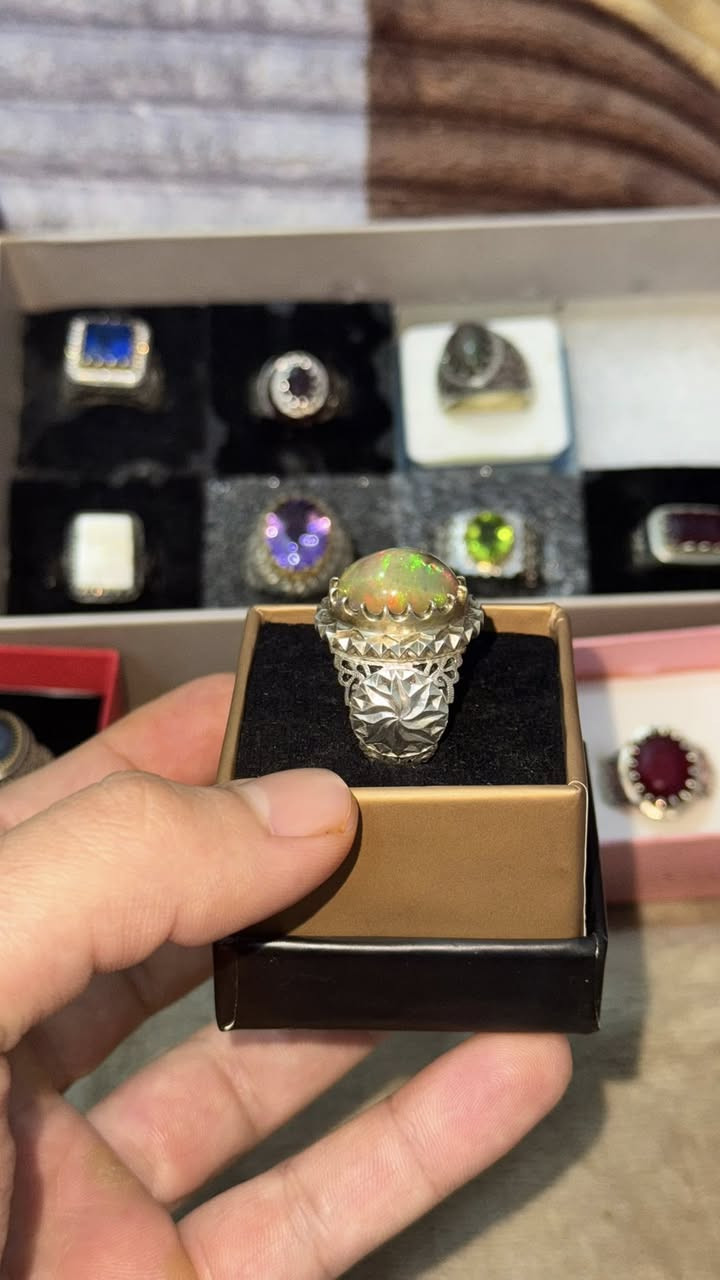 حجر الاوبال فول فاير
صياغة مهدي رحماني صياغه يدويه وثقيله الي يحبون القطع نادره والمميزه 
عنواني البصره 
***********
