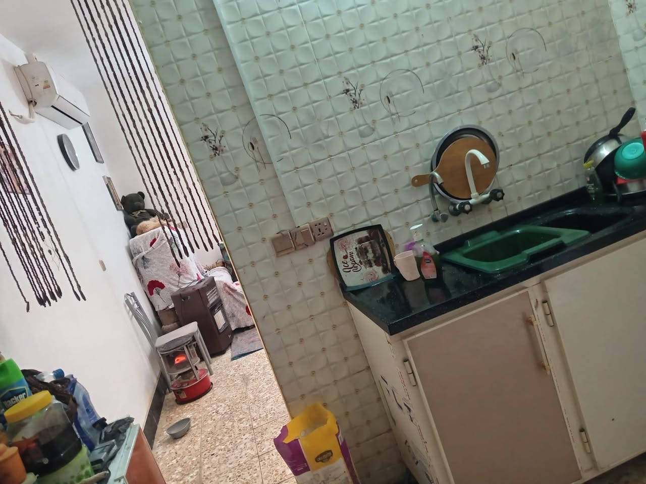 العنوان طريق السنيه قرب سكه القطار مجمع توحيد الشارع الاول بالبدايه ١٠٠ م غرفه وصاله واسقبال ومجع صحيات خارجيه وداخليه ومنور وطارمه كامل خدمات تبليط اناره ماء وكهرباء مكلف بالنشر هذا رقم صاحب البيت ***********
