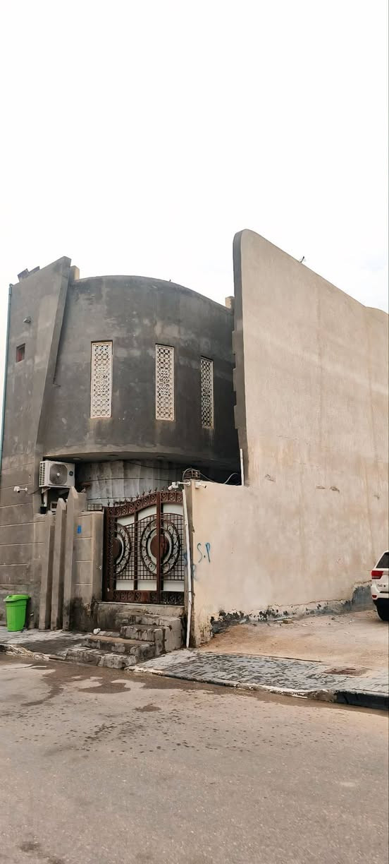 السلام عليكم
دار للبيع في محافظة البصرة في منطقة الطوبة والنخيلة مكون من طابقين بناء حديث سنة البناء 2022
الطابق الارضي يحتوي على غرفة واحدة وصالة واستقبال ومطبخ وحمام +مجموعت صحيات خارجية + الكاونتر مع البيت 
الطابق الثاني مكون من ثلاث غرف غرفة مكونة من حمام وغرفة تحتوي على بالكونة وغرفة عادية وحمام  وصالة 
الدار مكون من سطحين منفصلين والدار يحتوي على منور عدد2
الدار قريب على مدارس او سنتر وخدمات المنطقة هدوء والكهرباء دفن انارة في الشوارع المنطقة هدوء مساحة الدار 150م
للأستفسار التواصل على الرقم 
‏‪0775 064 3323‬‏
