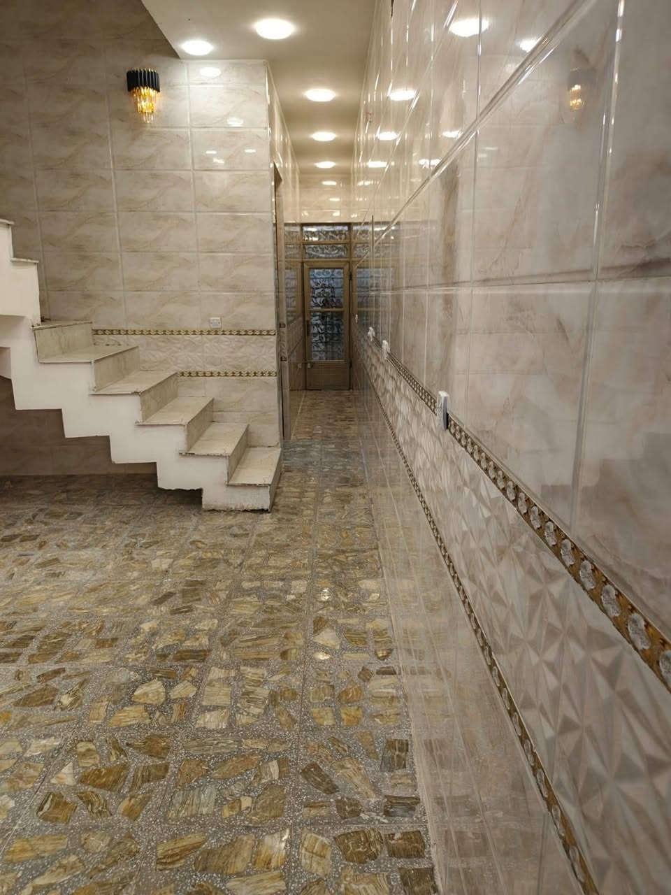 السلام عليكم// نصف قطعة شرك//المساحة 72متر// بناء 2025 التفاصيل// النص قطعة مداخل ثنين  ستقبال وحمام خارجي وغرفة نوم وصالة ومطبخ
الطابق الثاني يحتوي على غرف نوم 2 وصالة وصحيات والطابق الثالث بيتونة //رقم الهاتف//***********
