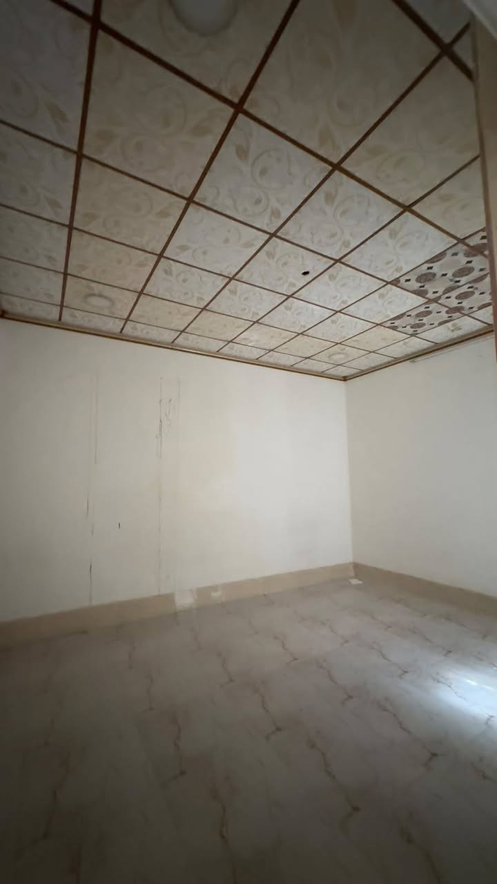 السلام عليكم بيت يجار حي السماح الاساتذه غرفه هول مطبخ صحيات وستقبال بناء 🏢 حديث فول فول موقع مميزه مساحه 100 طابق واحده قريب على الشارع العام قريب على المستوصف والمدارسه التواصل مع مكتب صفوان السنجاري سقق الخظراء او على الارقام التالي ***********اسيا ***********
