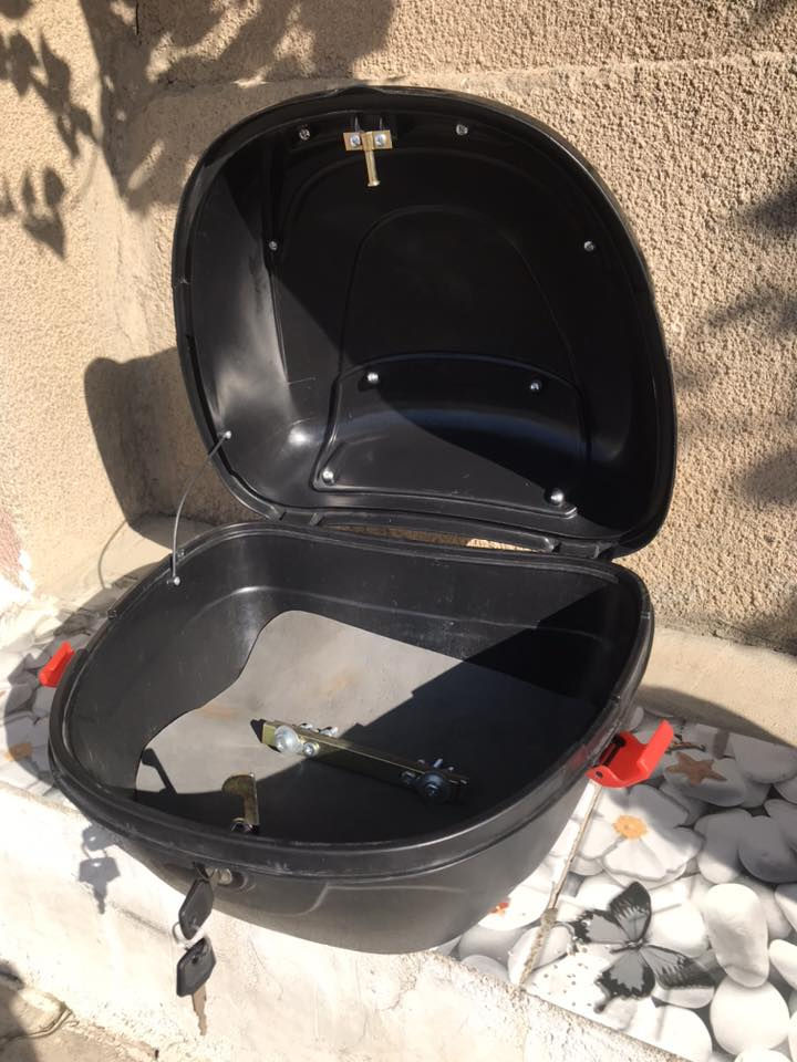 سلام عليكم صندوكً دراجه جوكر يرهم جميع الدراجات جديد ما صار سبوع اشتريته بس صار فطر من فوك صغير كلش حطيت عليه شي وصار هيج جديد فد مره قفايص راسطات كامل مفتاح نستختينً تجوه ضهر سعره 20الف مكاني قادسيه الثانيه***********
