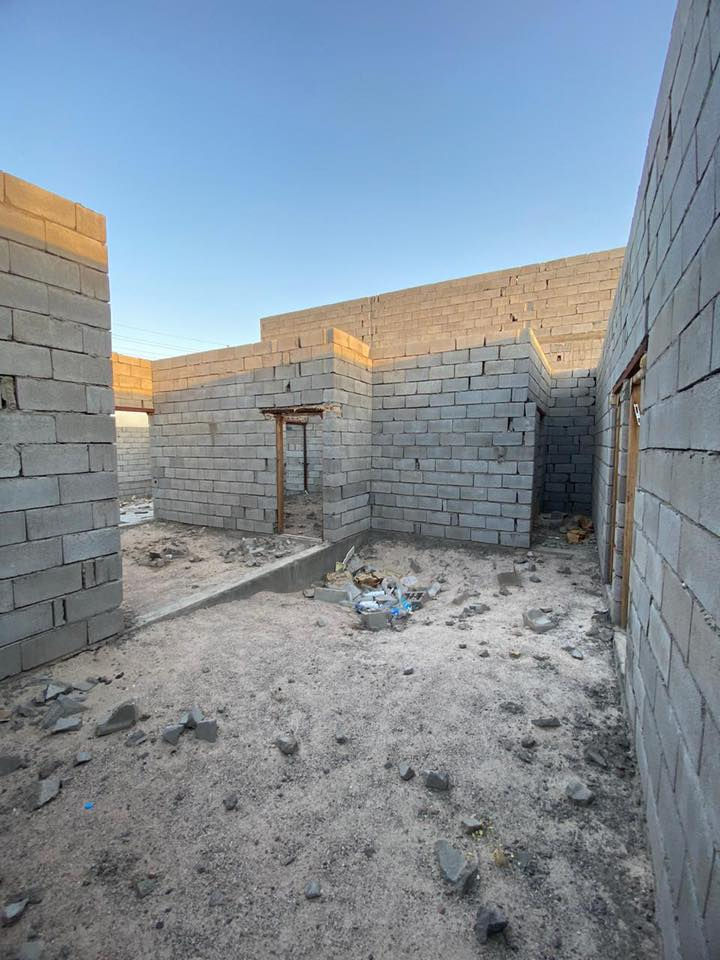 السلام عليكم من رخصت مدير لكروب بيت في الزبير المربد الجديد خلف شداد الفارس مساحته ٢٥٠ بلوكه عرض اساسه مبني بيه هيكل واصل للسقف البناء ومامسكوف متكون من غرفتين وصحيات وصاله ودوانيه ومطبخ وحديقه جبيره سعره ٢٣وبيه مجال
للستفسار اتصل وتدلل 
***********
