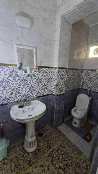 السلام وعليكم بيت طابقين ونص يتكون من 5غرف نوم استقبال مطبخ 4 حمامات حولي مناور عدد2 واجهه حجر داخل سيراميك البيت كلش جديد مساحته ١٥٠ واجه ٧ونص مكان الهياكل عقداء قريب علسريع السعر ٤٠٠ مليون وبي مجال قليل رقم صاحب الدار ***********
