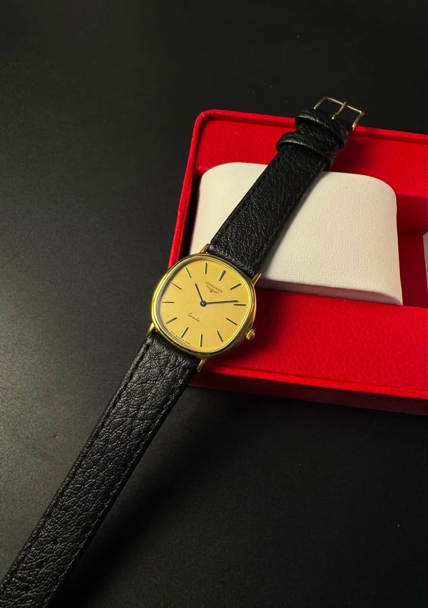 ڤـيــنتــج | Vintage
النوع :  Longines
منشأ المكينه : 🇨🇭🇨🇭سويسري
قياس المينا :36mm
تولد الساعة : 1980 
المحرك :كوارتز 🔋 
المينا :بالون الذهبي 
الحاله : فنتچ نظافه مقارنة بالعمر نظافة 100%‎
المرفقات : علبه حافظه
الخاصيه1 :تصميم نحيف ( قشطة)
الخاصيه2 : مؤشر Baton (يعني ابدال الارقام خطوط)
الخاصيه3: شكل مميز للساعة(التلفاز)
الخاصيه4 :  طلاء ذهب 20 مايكرو
ملاحضات : جميع القطع اصلية💯
ملاحضات2: السير مستبدل


**إذا كنت صاحب هذا الإعلان وتريد حذفه لأي سبب، رجاءا أرسل رسالة إلى الدعم الفني**
