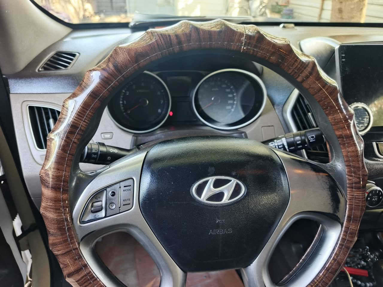 توسان ٢٠١٢ خليجي محرك ٢٠٠٠ رقم بغداد بيها قطعة وحده صبغ باب السايق وشبر بالباب الخلفي سيارة نظيفة جدا اقل الچف تكشير بالبنيد صبغته اني 
سنوية لل٢٠٢٧
بس الشاشة شديتها قبل شهر ونص ب١٤٥ الف عند الزيرجاوي وصلها بيها
السعر ١٣٧ 
مكاني بغداد المحمودية 
 اني مكلف بالنشر 
ورقم صاحب السيارة
***********
