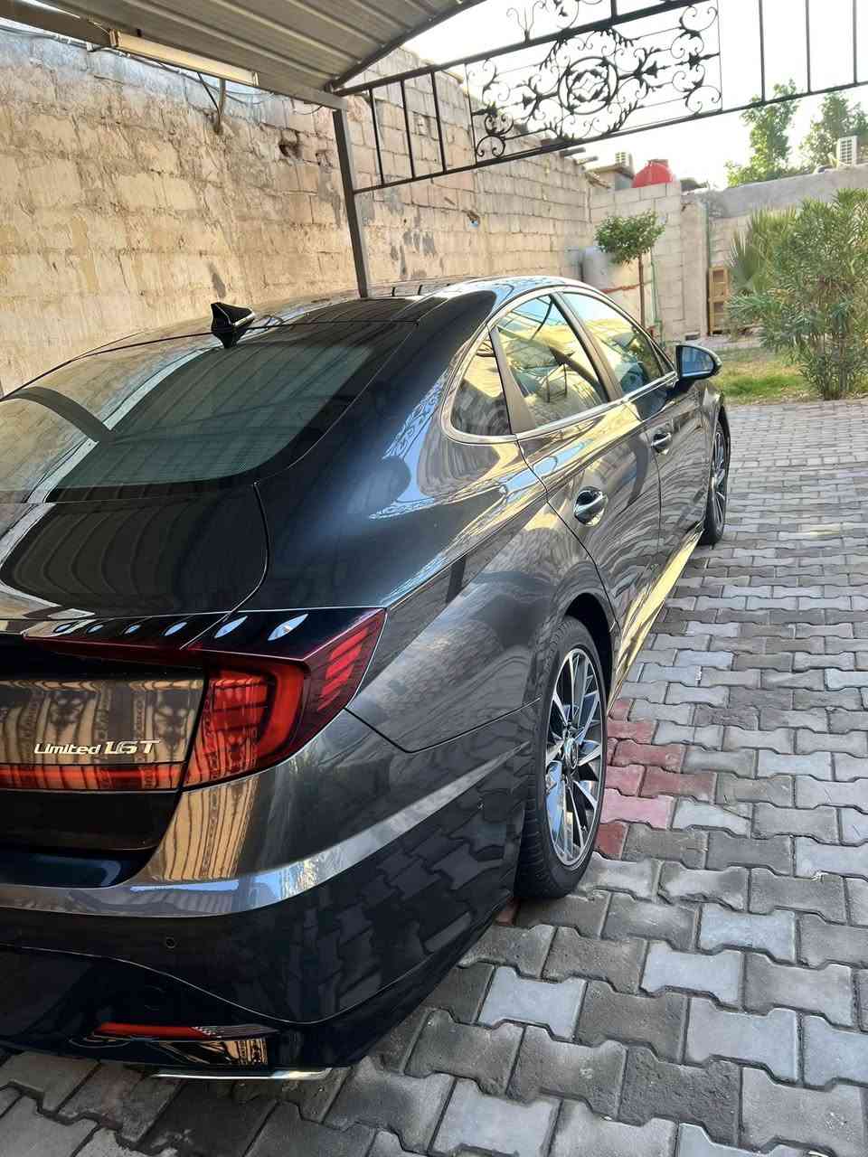 السلام عليكم 
سوناتا 2023 limited فول فول للاخير 

محرك : 1.6t اقتصادي واعتمادي

گير : 8سرعات 

الضرتبديل جاملق وبنيد نفس الون

ممشى السيارةحالين ا49لف ماشيه اخت زيرو

السيارة بدون اي نقوصات بدون مصرف جاهزة من كل النواحي وبدون اي مشاكل

مواصفات السيارة :
-لايت ليد وعدسات خاص بفئة الـ limited
-داخل جملي لون مميز 
-مقاعد كهرباء وميموري
-مقاعد تدفئة وتبريد
مقاعد جلد نابا طبيعي- 
-تدفئة ستيرن 
-بانوراما 
-اضائة داخلية 64 لون متغير 
-عدادات شاشة 
-اربع وضعيات قيادة( sport-smart-normal-custom )
-شاحن وايرليس
-اوتو هولد 
-كامرات 360 درجة محيطية
-كامرات مع الاشارة 
-رادار جانبي ورادار خلفي ورادار امامي ومحافظة على المسار
-مثبت سرعة متفاعل
-داتا شو 
-تبريد قطعتين ومنفصل 
-تشغيل عن بعد وتحريك السيارة عن طريق الريمونت 
-ويل حجم 18 
-نظام صوتي Bose محيطي 16سماعة
-اوتو بريك وتنبه من الاصدام

وهواي مواصفات بعد معروفة الاعلى فئة بالسوناتا 
(حادث صطحي شاصي مكفول )

السيارة مرقمة باسمي وجاهزة التحويل بنفس اليوم
السيارة مرقمة بصره 
مكان السيارة بل بصره 
سعر السيارة 175بيها مجال بسيط 
للتواصل خاص او على الرقم :***********
