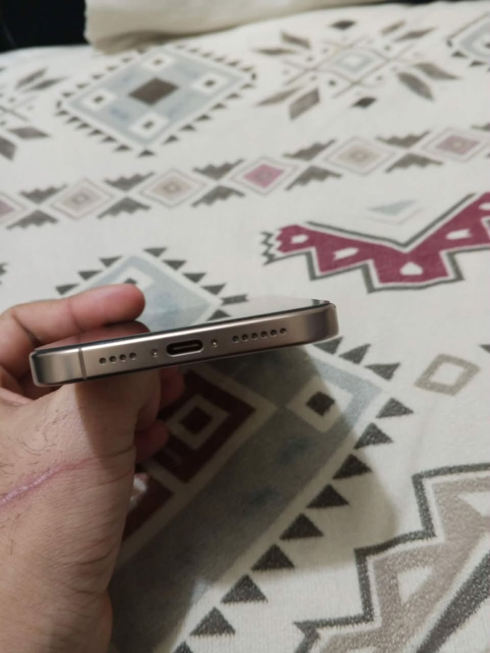 سلام عليكم ايفون 16برو ماكس ماستر بطاريه 99 مكفول من كلشي اي ضرر مابي اخو لجديد السعر مليون ونص وبي مجال 
الرقم ***********
