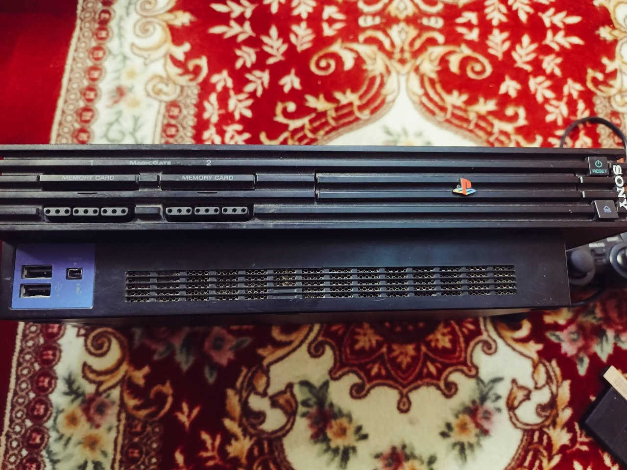 السلام عليكم بلي 2 فات نظيف مستعمل قليل، وياه يده وحدة، وفلاش 32GB بي 70 لعبة،كامل التوصيلات سعره 40 وبي مجال مكاني نجف حي رحمة رقم واتساب ***********

