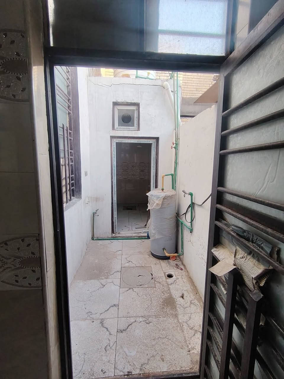 بيت للايجار🏠  80 متر الايجار سارع بلحجز سعره مناسب 

مقابل ملحق قريه الغدير عمود 317 بلخط الثاني بلبدايه 

📍 الموقع: محافظة النجف الأشرف

بيت 80متر بناء جديد تانكي وصخان بي لبيت كامل معايزه شيء خط مولد بي لبيت  جاهز للسكن

🟠 تصميم الخارطة : 

غرفه  - صالة  ـ ستقبال -صحيات  -مطبخ - منور 
سطح مطبك شتايكر 
ــــــــــــــــــــــــــــــــــــــــــــــــــــــــــــــــــ

سعر اللايجار 200 الف 

او من خلال الارقام التالية

 ***********

