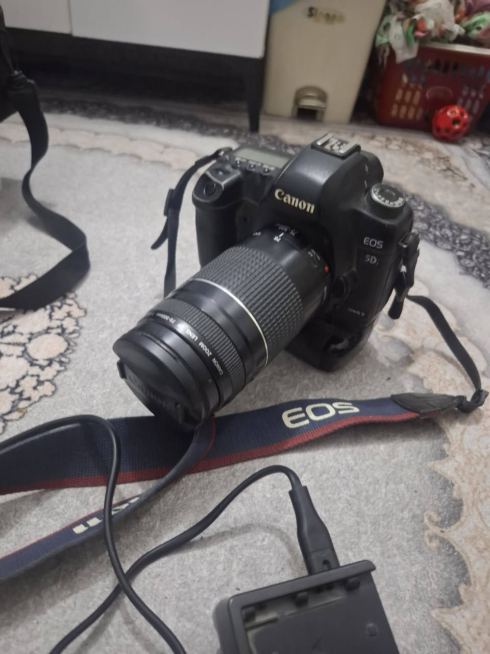 كاميرا Canon  5D مستخدمة للبيع مع كرب بطاريات عدد ٢ وشاحن للبيع السعر ١٧٥ ألف للإتصال على رقم الوتساب ***********  كربلاء المقدسة .
