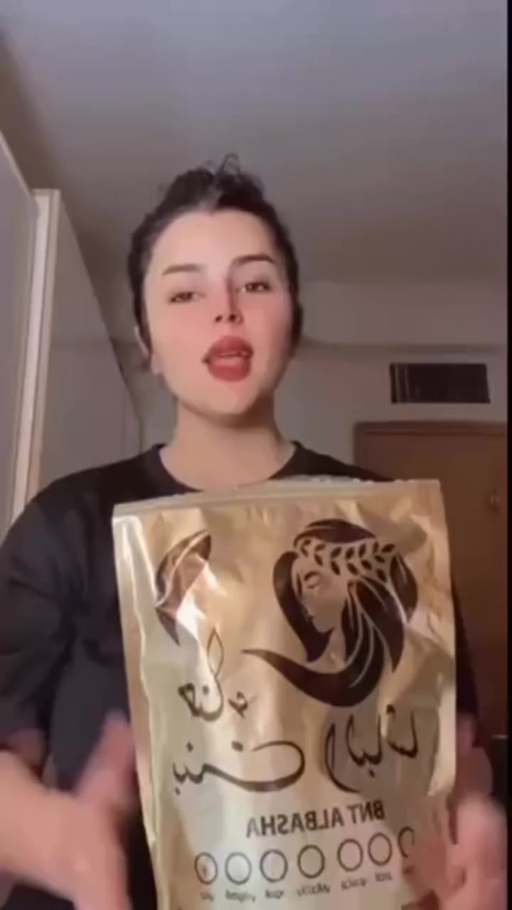 ♥️ حنة الباشا ♥️👍
الإماراتية الاصلية 💯💯

كثير منا يعرف عن فوائد الحنه للشعر لكن قليل منا يعرف عن مكوناتها
الان وحصريا لدينا (حنه بنت الباشا العشبيه)المتكونه من مواد طبيعيه تساعد على تغدية الشعر من الجذور الى الاطراف تقضي ع بهتان وتساقط الشعر كما وتحتوي على عنصر مهم بتغذية الشعر(مسحوق الصبار)الذي يعمل على تسريح واطالة الشعر واضافة لمعه وحيويه للشعر الجاف والمتقصف
 و بالأضافة إلى الوان ثانية من مساحيق النباتات الطبيعية لا تحوي على أي من المواد الكيميائية الموجودة بكثرة في صبغات الشعر

يجي وياهه زيت خاص بالحنه يستخدم بعد وضعها بيوم على الشعر 
الالوان المتوفره 
١.القهوائي 
٢. الاسود
 ٣.الاحمر
 ٤.البذنجاني
 ٥.البرغندي
٦.الماروني

اهم فوائد حنة بنت الباشا 💜
1 __  تغطي الحنة طبقة الكيراتين الموجودة في الشعرة لتحمي خصلات الشعر من اضرار أشعة الشمس و الحرارة
2 __  تستخدم لعلاج قشرة الرأس
 و الحكة
3 __ تحسن ملمس و مضهر الشعر ولا تتلفه
4 __ تعمل على إيطالة و كثافة الشعر خلال شهر
5 __ تمنع تساقط الشعر
6 __ تعالج الشعر التالف من كثرة الأصباغ
7 __ تعالج الشعر المتقصف
8 __ تعطي لمعة و نعومة و تسريح للشعر
9__ تغطي و تخفي الشيب بشكل نهائي تماما

وزنهه نص كيلو
اماراتيه اصليه 🇦🇪🇦🇪🇦🇪
ملاحضة. 🚫 احذروا التقليد لان هوايه تقلدت الي عدنه الاصليه تابعو الفيديوات ✅✅
🚘يوجد خدمة توصيل لجميع محافظات العراق ٤ الاف 🚘


**إذا كنت صاحب هذا الإعلان وتريد حذفه لأي سبب، رجاءا أرسل رسالة إلى الدعم الفني**