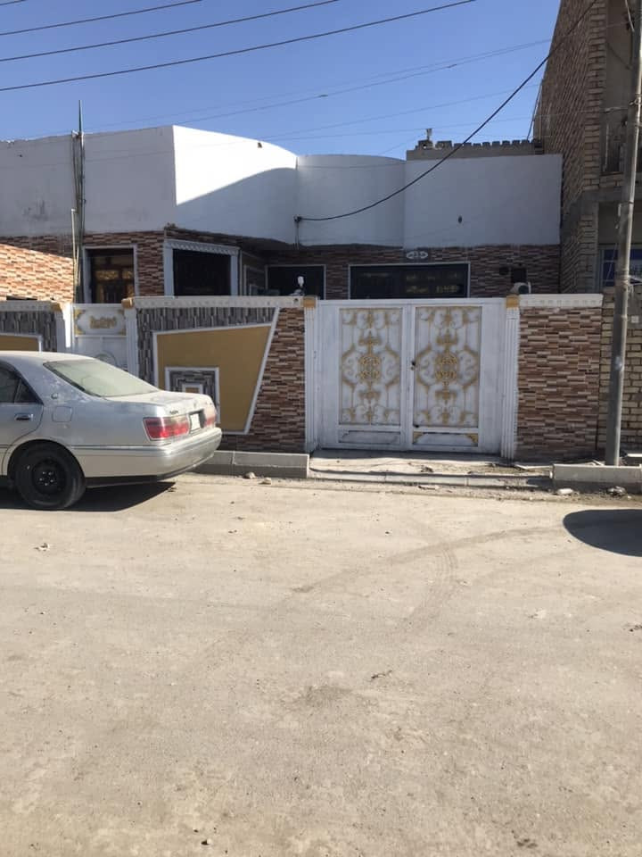 بيت طابو صرف كونكريت على شارع وساحه بناء طابوق بالفداء قريب على السريع والجسر وقريب على المدارس وقريب على خط عبريه الرفات مساحه ٢٠٠ متر حديث الاتصال ***********
