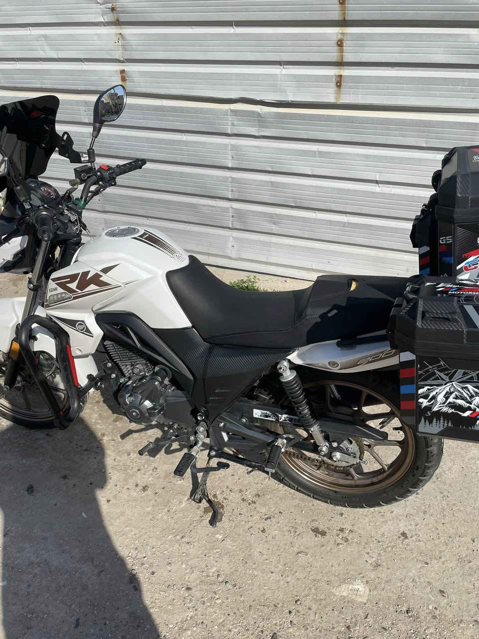 السلام عليكم دراجه RK للبيع موديل 2025 شهر 5 نزلت من الشركه دراجه عليها تعديلات جنط GS ودرع امامي وجامه سوده الدراجه مكفوله وعلى وضع الشركه ممشه الدراجه 11800 الدراجه نضيفه زيروه مال بيت سعرها مليونين و 500 وبيها مجال للستفسار  *********** متواجد واتساب عنواني الغزاليه شارع الضغط
