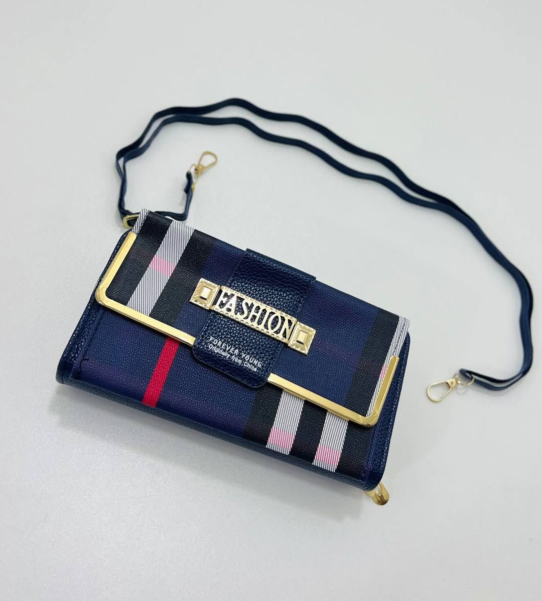 ✨ محفظة نسائية فخمة بنقشة راقية ✨
إذا تحبين الأناقة والترتيب بنفس الوقت، هاي المحفظة راح تصير قطعة أساسية بشنطتج 👛💫
تصميم كلاسيك بخطوط مميزة ويا تفصيل ذهبي أنيق يخليها تبين فخمة ومرتبة 👌🏻

💼 بيها تقسيمات مرتبة للكروت
💵 مكان مخصص للفلوس
📱 حجمها مناسب وتنحط بكل شنطة
🎨 متوفرة بعدة ألوان حتى تختارين اللي يليق عليج

خفيفة، عملية، وستايلها يخبل 🔥
إذا تحبين الشي المرتب والناعم لا تفوتيج 💕

#محفظة_نسائية #اكسسوارات #شنط_نسائية #موضة #ستايل #اناقة #تسوق #منتجات_نسائية #ذوق #عروض #العراق

سعر القطعه 8 

ملاحظه🧸 مايطلع وحده


**إذا كنت صاحب هذا الإعلان وتريد حذفه لأي سبب، رجاءا أرسل رسالة إلى الدعم الفني**