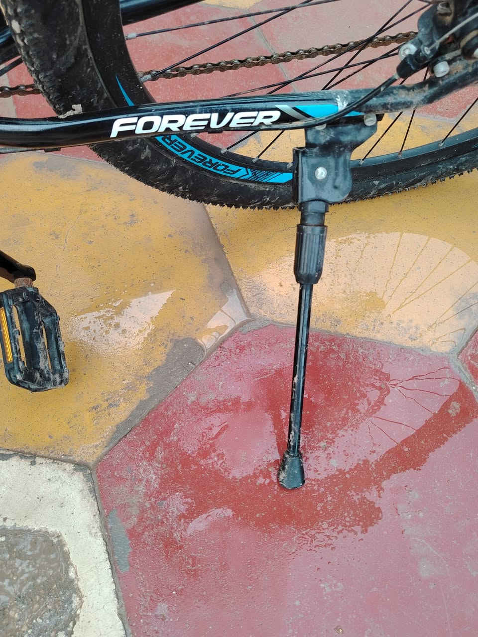 باسكل من ماركه فور ايفر يتحمل وزن 100 كيلو  قياس 27.5   نوعيه اصليه وجبلي   ستخدام قليل نزرف تاير الجدامي وتركته ابيعه عله وضعيته موديل 2023جديد مستخدم قليل جداً رقمي وتساب ***********
