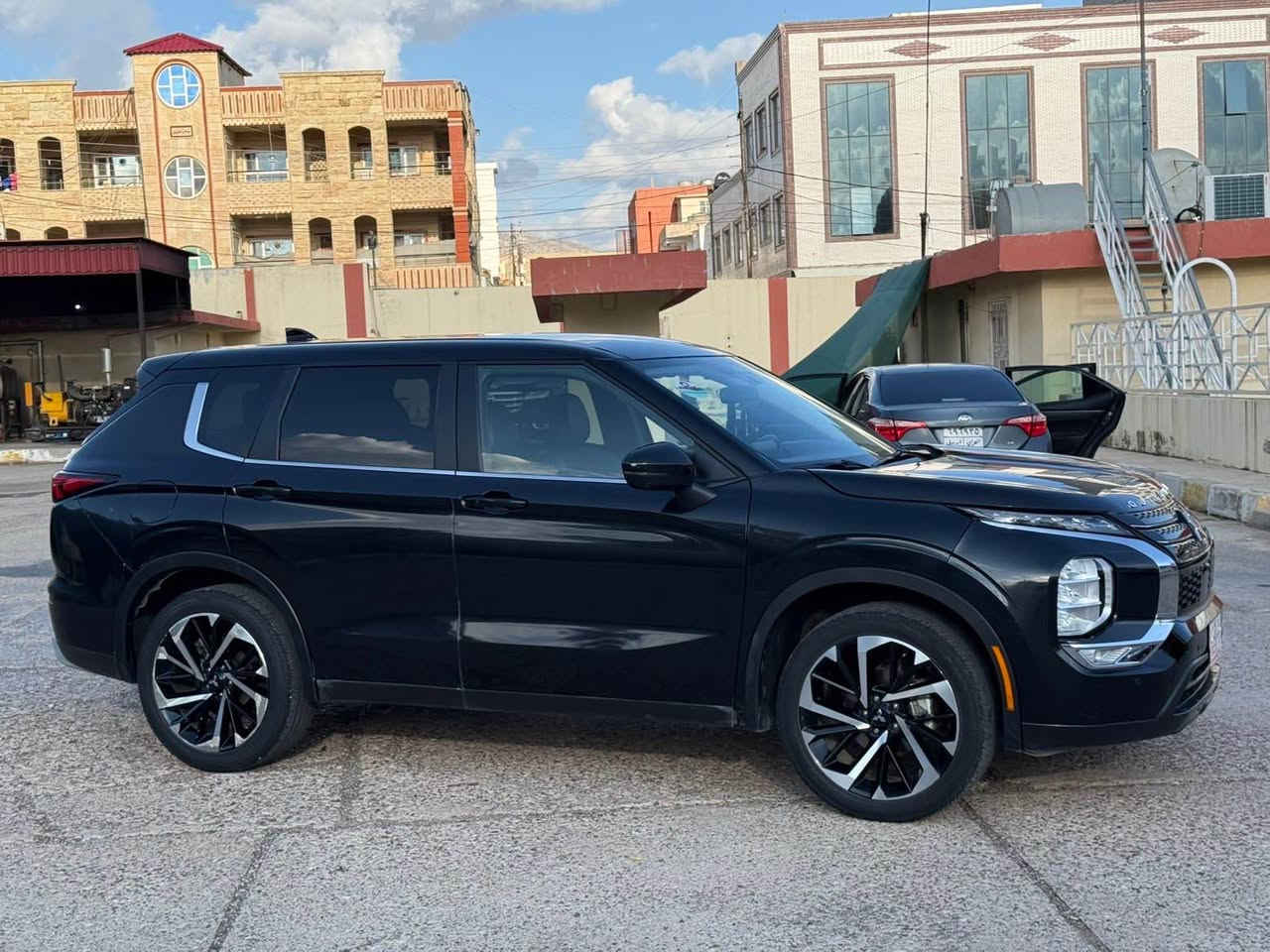 السلام عليكم 
للبيع فقط 
ميتسوبيشي اوتلاندر 2024

ماشيه 26 ميل
محرك 2500 / 4 سلند

مواصفات (se) لون اسود 
كشن هيتر تبريد تدفىة كشن كهربائي ويل كروم كاميره 360 درجة صندوك شفت سيارة فول بس بدون فتح بدون دبل
سيارة (2) قطعة ونص صبغ بدون دواخل شاصي بدنه شرط ترقيم شرط سونار رقم شاصي موجود
تترقم شمالي (دهوك) باقي (40) يوم للرقم 

سعر(184) 
رقم هاتف  *********** واتساب 
مكان السيارة (عقرة) أربيل, العراق
