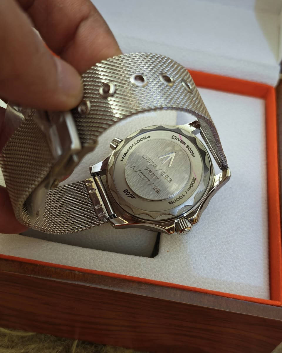 يا الله
ساعة من طراز أوميغا سيماستر دايفر 300 متر إصدار جيمس بوند 007 (Omega Seamaster Diver 300M 007 Edition)، وتتميز بحجم هيكل 42 مم ومينا عتيق مع علامات مضيئة وسوار شبكي من المعدن.الهيكل: مصنوع من التيتانيوم خفيف الوزنالحركة: أوتوماتيكية متطورة (Co-Axial Master Chronometer)الملحقات: تظهر مع سوار ميلانيزي وسوار قماشي إضافي في الصندوق
***********
