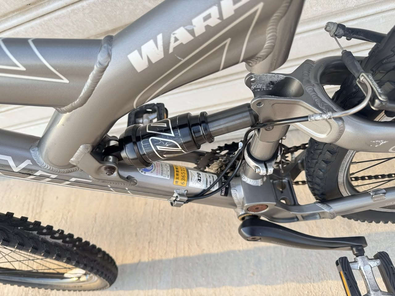 السلاًم عليكًم اخًواني الغواليً عنديً هذيً ماركةً (GIANT) غني عن التعريف حجم 26 جبلي دبلين 
قياس S معدنه المنيوم سستم شيمانوا التوس 
نمره 3/8 بدلته سحب دفع شيمانوا صنع تايوان 
سعرهاا 250 الف وبي مجال ونظفتها شوفت عينك 
الدراجة رمبه ممستخدمة بل عراق الاستفسار  *********** تتوفر خدمة توصيل لجميع 
محافظات العراق وتحياتي للجميع
