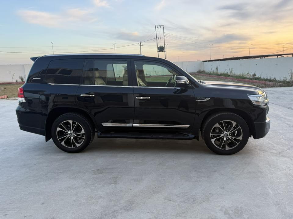 السلام عليكم للبيع لاندكروز موديل 2016 بريم 6سلندر  رقم سليمانيه مكفوله كفاله عامه فول مواصفات كراسي كهرباء كشنات جلد أم الدفدي حساس امامي خلفي وحساس خلفي فتحه مري شفط لايت زنون ماشيه 169 حقيقي وباقي المواصفات معروفه السعر 455 للاستفسار ***********
