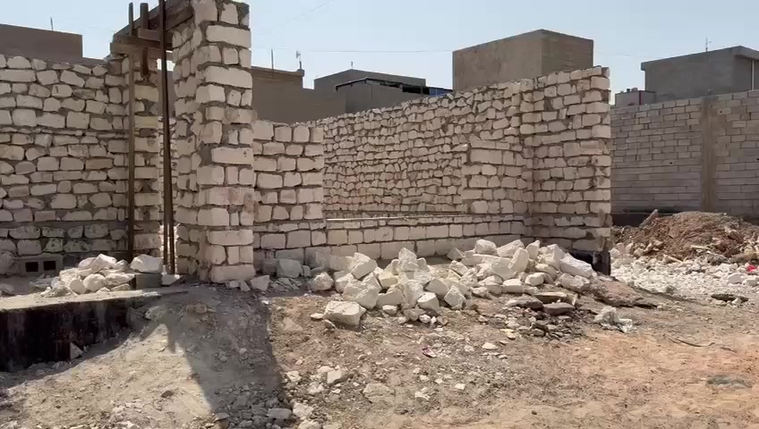 السلام عليكم بيت هيكل للبيع رقم القطعه 2176
بناء حجر واصل للسقف 

شارع عشرين الجديد مقابل الاستاذ ناجح محمد سلمان 

شارع تبليط واصل للبيت مي وكهرباء متوفرة نهاية الشارع محلات حجي ابراهيم 

مساحة البيت ٣٠٠ 

غرفتين وحدة 5/4وحدة 6\4

غرفة سويت حمامات وصحيات داخلية 

صالة العرض7 طول 12 

ديوانية 8طول عرض 6 

مطبخ 5/4

***********
