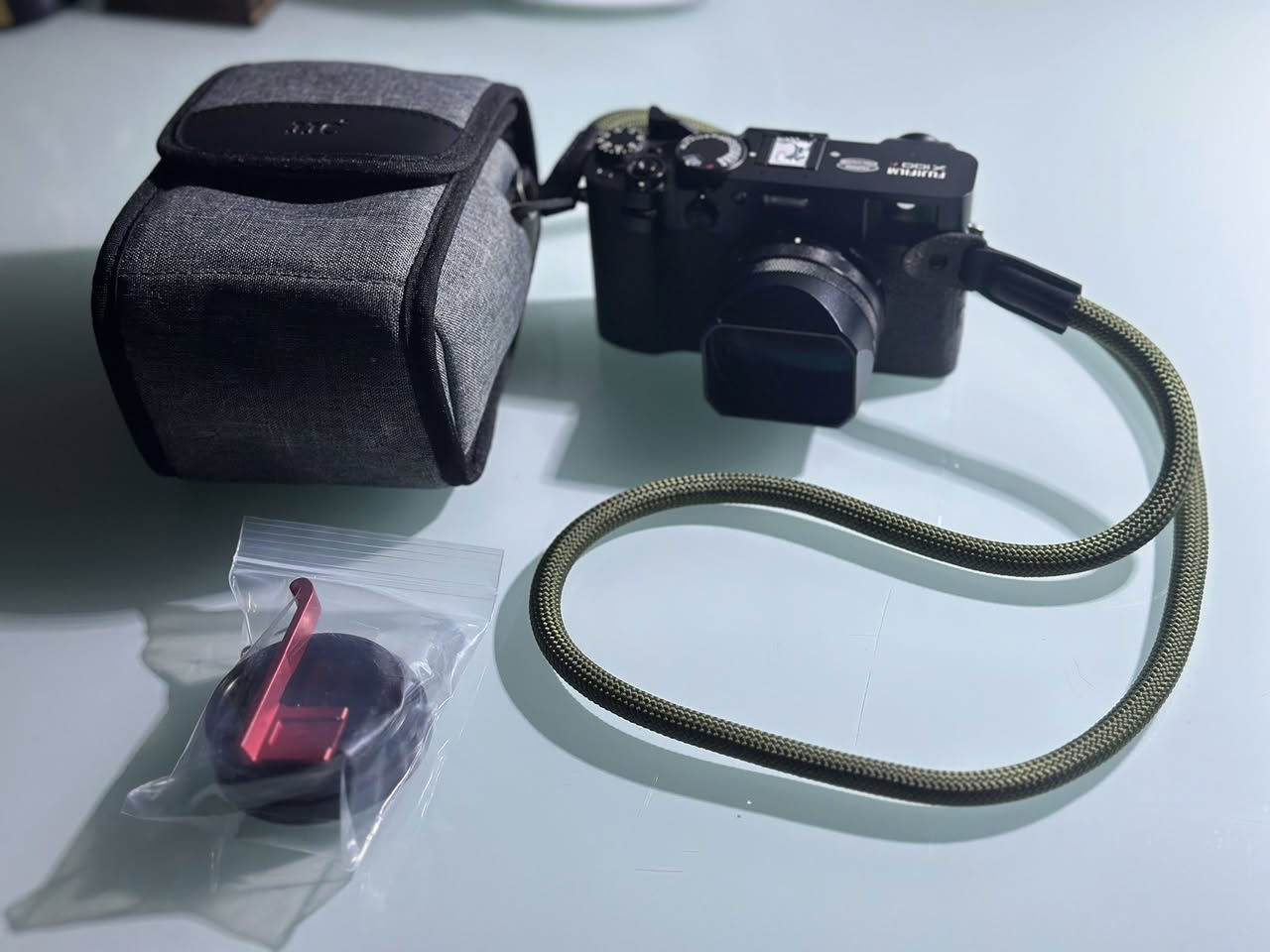 Fujifilm x100vi للبيع فوجي فلم
دقة 40.2ً megapixel
Built in nd filter
Leaf shutter
Ibis
مع الكثير من المواصفات الاضافية
شتر 9200
بطاريتين وشاحنة خارجية
فلتر urth 1/4 black mist 
Lens hood square by haoge with adapter
ذاكرة 256 gb
Thumb grip عدد ثنين بتصاميم مختلفة
ستراب حبل كاميرا زيتوني 
سعر الجديدة بمليونين و٥٠٠ حالياً وبدون جميع الاضافات المذكورة اللي سعرهن ٤٠٠+ الف
للبيع بسعر مليونين و٢٠٠ مع جميع الاضافات
مكاني بغداد
المهتم يتفضل خاص


**إذا كنت صاحب هذا الإعلان وتريد حذفه لأي سبب، رجاءا أرسل رسالة إلى الدعم الفني**