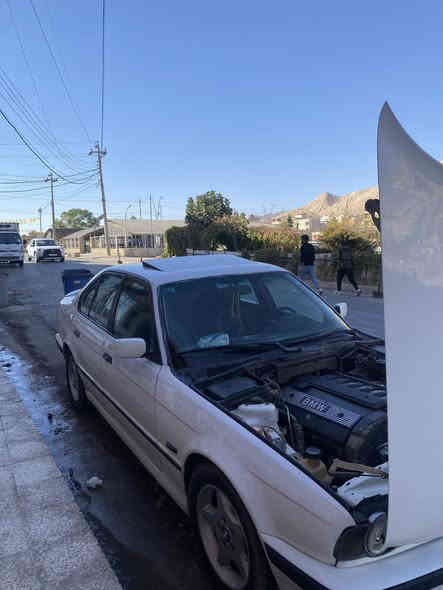 بي ام موديل ١٩٩١ ٥٢٠ گئر عادي  بێ معجین و زەربە ٣-٤ قتعە سبغ فول فول جار جام کارەبای سلایت فول مکینە کەبس گیرو مەکینە ب شەرت  مەکینە دەرەجە ئێک  ٦ وەرقە غورامە لسەر سعر ٥٨ و مەجال مشتەری نەبی ئیسعاجئ نەکە تحویل ب شەرت 
***********
