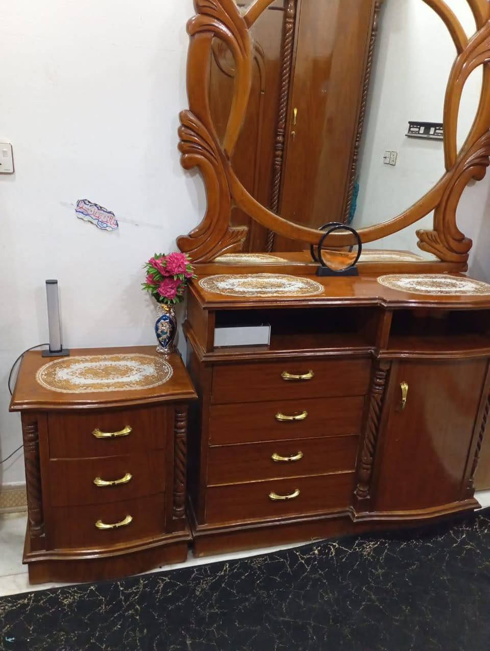 750 الف
غرفة نوم عراقي اصلي ثقيل 
***********
