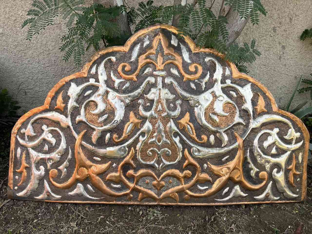 تاج او مدخل باب او لوحة  نحاس قديم زخرفة عربية 
القياس عرض 110 سم 
            ارتفاع 65 سم 
كبيرة بالحجم وزن ثقيل جدا
واتساب ***********
