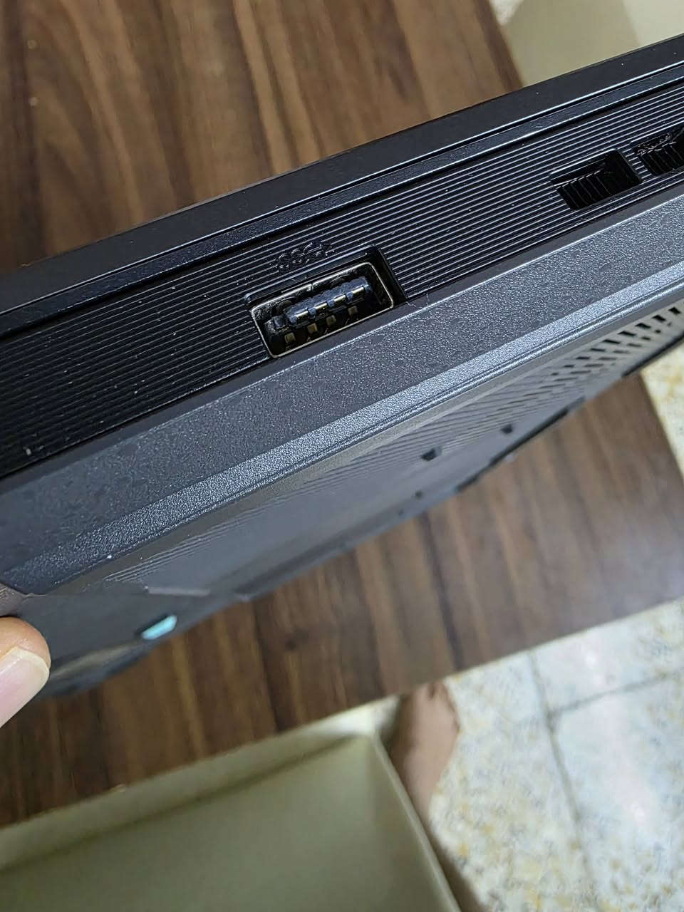 للبيع: لابتوب ASUS TUF Gaming A15 (مستعمل)
الجهاز شغال وبأداء ممتاز اوربي استخدام شخصي لا مجدد ولا شي يعني اني جبت ويايه من اوربا تحديدا من فنلندا ف الكيبورد اسكندنافي، بس للأمانة بي عيوب خارجية واضحة بالبدي وموضحة بالصور:

​الملاحظات الخارجية:

​منفذ الـ USB: البلاستيك الداخلي جزء صغير مثلوم، بس وشغال 100%.

​البدي: اكو براغي مشدودة بقوة زايدة من جوة، فصاير أثرها بارز وطالع ليبرة من جهة الكيبورد.

​كفر الشاشة: اكو بعجة صغيرة بركن الكفر الخلفي.

​المواصفات:

​المعالج: AMD Ryzen 9 7940HS

​كارت الشاشة: NVIDIA RTX 4070 (8GB)

​الرام: 16GB DDR5

​الهارد: 512GB SSD

​النظام: Windows 11 Pro

​السعر:

​ما محدد، انتو قيموا اللابتوب حسب مواصفاته وحالته وانطوني سعركم بالخاص.


**إذا كنت صاحب هذا الإعلان وتريد حذفه لأي سبب، رجاءا أرسل رسالة إلى الدعم الفني**