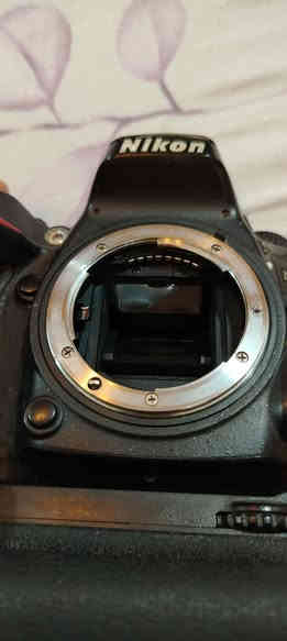 السلام عليكم شباب نيكون 7100 نفس ماواضح بصوره كامره مرتبه وحلوه مكاني كوت للاستفسار  ***********8
