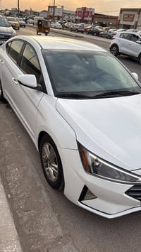 مكلف بل نشر للبيع الالنترا 2019 سيارة نظيفة وبأسمي بيه صبغ شوية من الب...