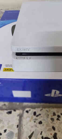 بلي ستيشن 4 مع ملحقاته كامل للبيع مستعجل 
الجهاز  نظيف وشغال 💯 

المحتويات:
 2يدات الأصلي مامفتوح  ابد ولا داخله صيانه 
أقراص هديه /pes2018

الجهاز نظيف ومامفتوح ابدا
السعر 290 وبيها مجال 

📍/بغداد الدورة 
☎️/الاتصال ***********
