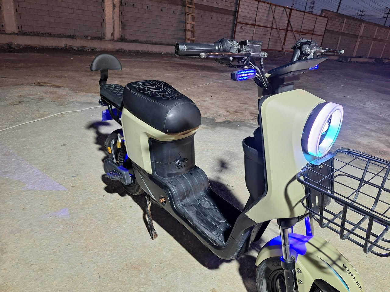 سلام عليكم دراجه شحن للبيع نضيفه مديل 25 بطارياته جديده بطاريات ٣٢ امبير جدد شرط الفحص    الدراجه كله شغاله السعر ٣٧٥مكاني بصره الزبير ***********
