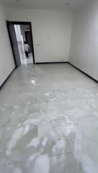 للايجار شقة حديثة طابق ثاني حي القاهرة الاولى تحتوي على صالة ومطبخ وخد...