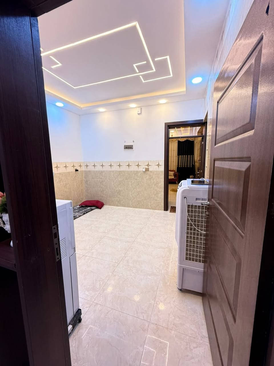 الدار البيع 
الجانب الايمن مشيرفه الثانيه ع سادين شارع 30الاول
مساحه 140
السعر 135
رقم تلفون ***********
***********
