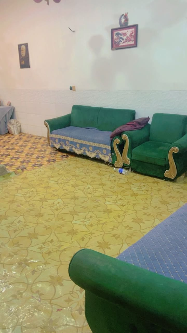 السلام عليكم  بيت مساحته 125 متر في حي البتول شارع الثلاجات البيت كله طابوك ونضيف بنيان جديد ***********
