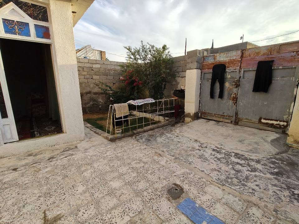 السلام عليكم بيت للبيع واسط حي الحكيم شارع التمايمه يحتوي على غرفتين نوم وصاله واستقبال وصحيات وطرمه وحديقه البناء بلوك مرقم من قبل البلديه يبعد عن الشارع 400 المساحه 200 يشتغل على شارعين السعر 30 وبي مجال متوازين على بيعته المراجعه دلاليه سيد حيدر***********
