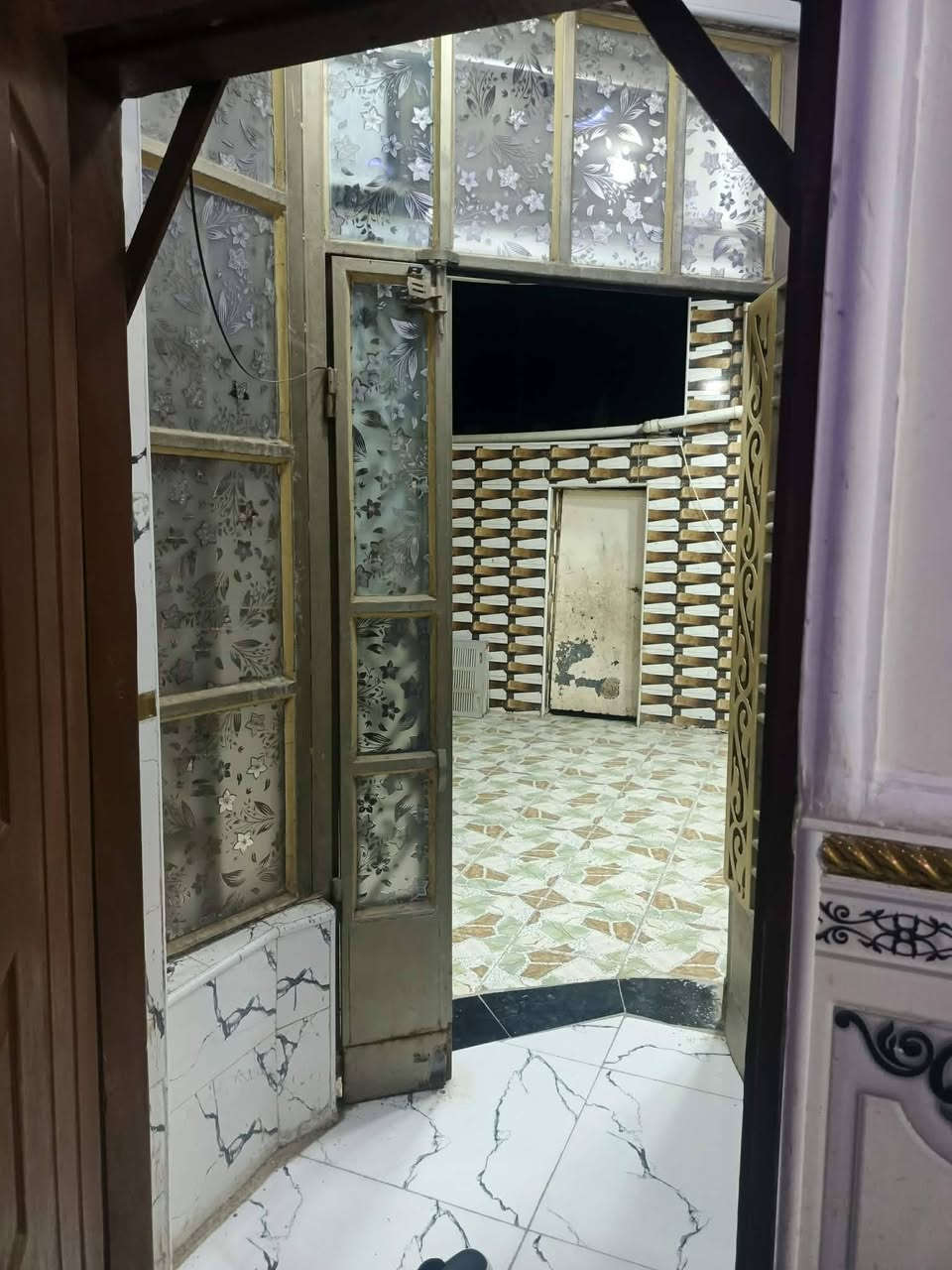 بيت للبيع مكانه دوانم خلف معرض سيراميك رحمان مقابيل معمل ثلج لجديد مساحه لبناء ميتين متر قرفتين وصاله ومنور استقبال وقطعه ميت متر من  ضمن لبيت ***********
