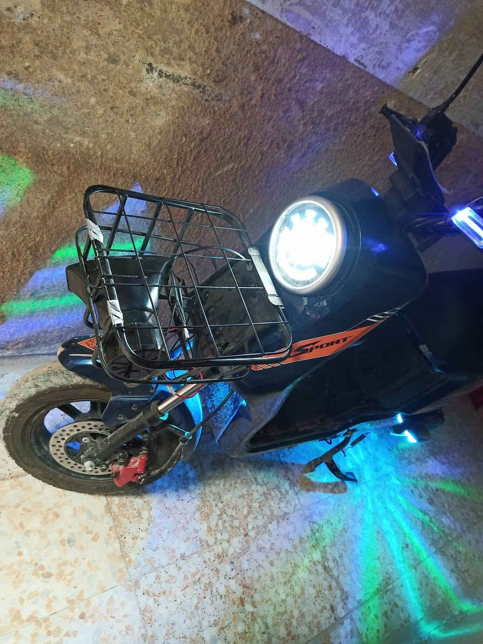 السلام عليكم 
دراجة شحن R9للبيع 
دراجة نضيفة استخدام شهرين 
5 بطاريات كبار 
ملفها 2000
32 امبير 
سرعتها 99 
يجي 2مفاتيح 
و2 كارت 
للاستفسار الاتصال علئ الرقم ***********
