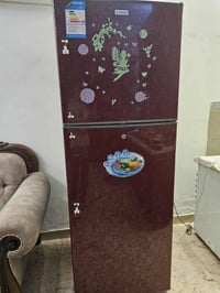 ثلاجة للبيع مرتبة للبيع السعر 210 الف و بيها مجال قليل للاتصال على 077...