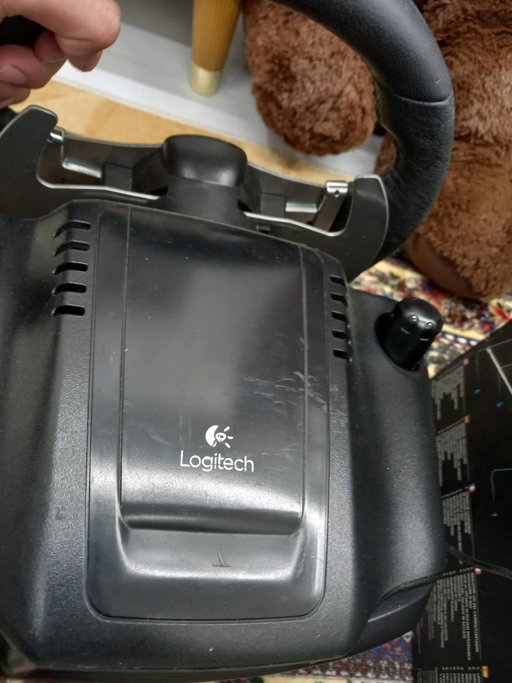 📍بغداد-الدوره-ابودشير-شارع جامع الرحمان

🔴مواصفات🔴 
🎮 المواصفات الأساسية لـ Logitech G27
زاوية دوران الدركسون: حتى 900 درجة (مثل السيارة الحقيقية). �
Wikipedia
نظام Force Feedback: محركين يعطون إحساس واقعي بالطريق والاهتزاز. �
B&H Photo Video
عدد الدواسات: 3 دواسات (بنزين – فرامل – كلتش). �
Wikipedia
القير:
قير يدوي 6 سرعات (H-Pattern)
مع Paddle Shifters خلف الدركسون. �
Wikipedia
المواد:
الدركسون مكسو جلد حقيقي
الدواسات معدنية (Steel). �
B&H Photo Video
الأزرار: حوالي 16 زر قابل للبرمجة + D-Pad. �
B&H Photo Video
الإضاءة: لمبات RPM لمعرفة وقت تغيير القير. �
B&H Photo Video
التوصيل: USB سلكي. �
support.logi.com