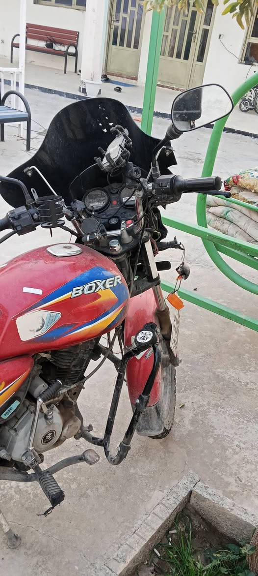 السلام عليكم دراجة بوكسر موديل 2021 مرقم انكليزي باسمي سنويه و لوحات بيها الضرر الي بيها درع و اشاره يمنه و يده بريك امامي السعر 1700000مليون و سبعميه اي  استفسار على الرقم *********** مكاني الدورة
