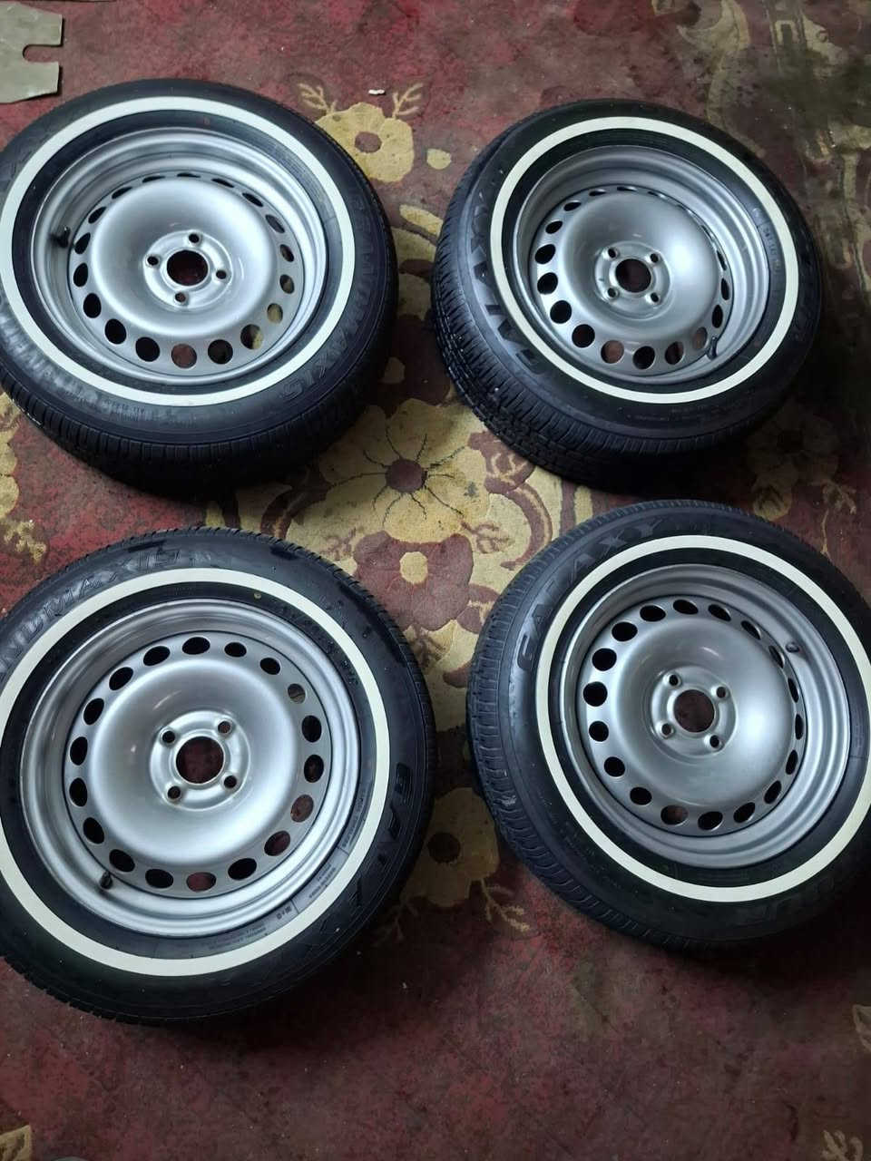 للبيع تخم وياله وتخم تاير السعر 300 قفل مكاني بغداد الدوره ابو دشير للستفسار والتصال ***********
