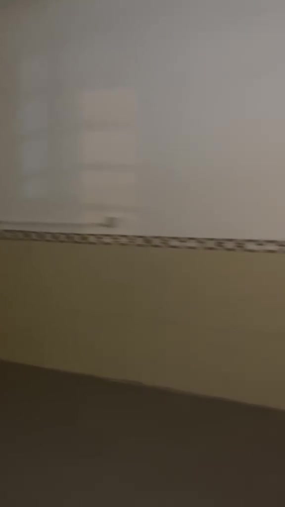 شقه للأيجار طابق اول شارع 20 مجاور اسواق العائله بناء حديثه متكامله كهرباء وماء تحتوي على غرفتين نوم و استقبال و حمام و مطبخ ومنور + بلكونه السعر 350الف للاستفسار مكتب المسره ***********
